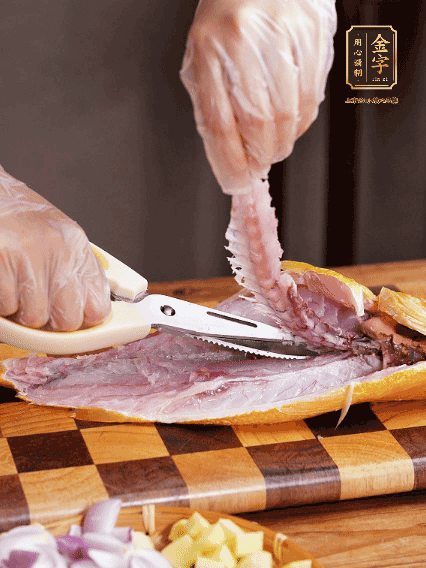 黃魚處理干凈，對半片開去骨，泡入蔥姜水、料酒、鹽調成的料汁中浸泡15分鐘，擦干水分