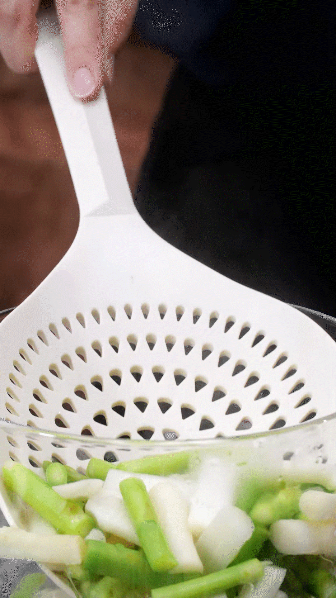 蘆筍切去老根，削皮后切斷焯水
