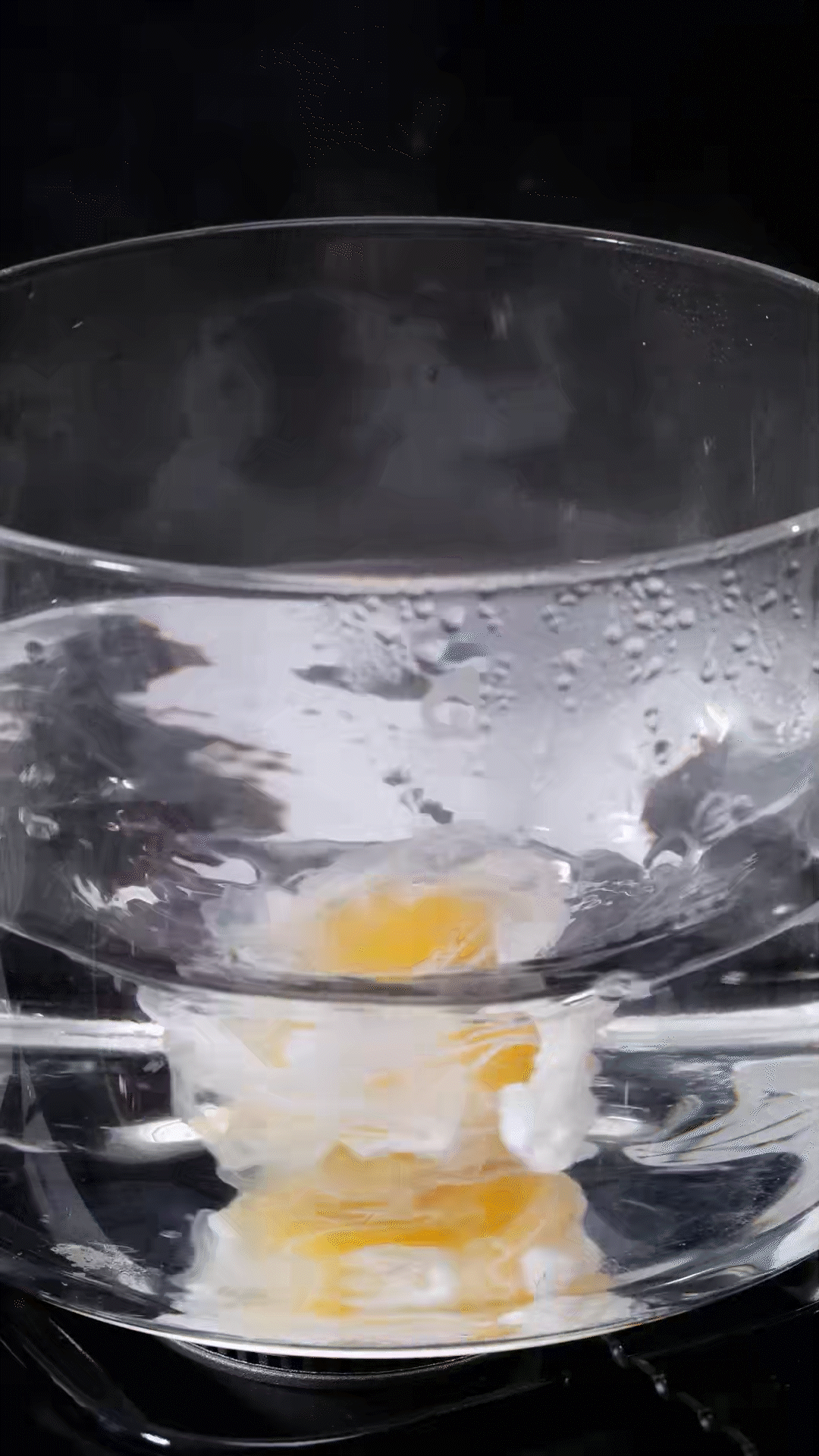 水開加入白醋和雞蛋，做成水波蛋
