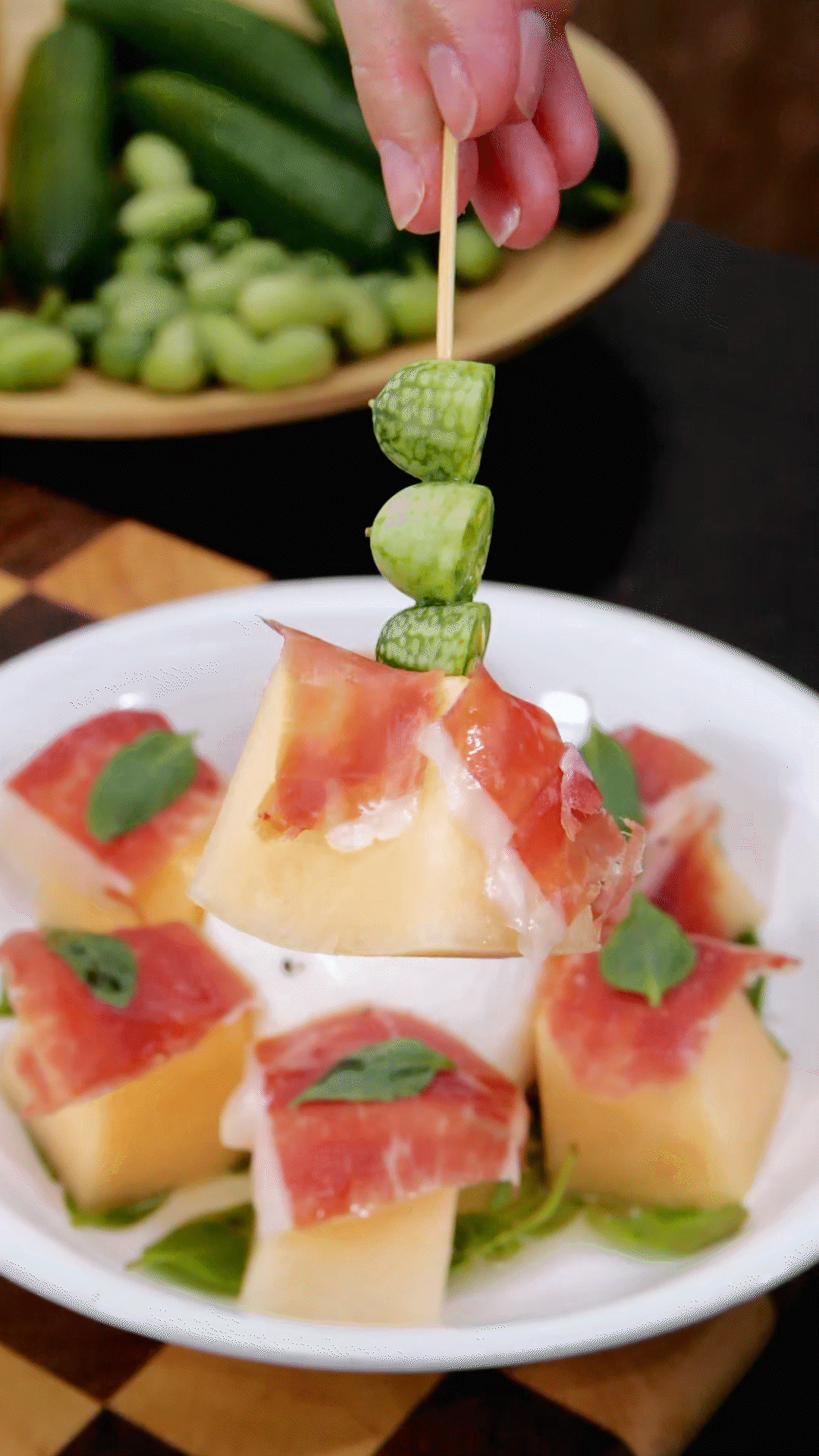 依次放上：布拉塔奶酪球、密瓜和巴瑪火腿