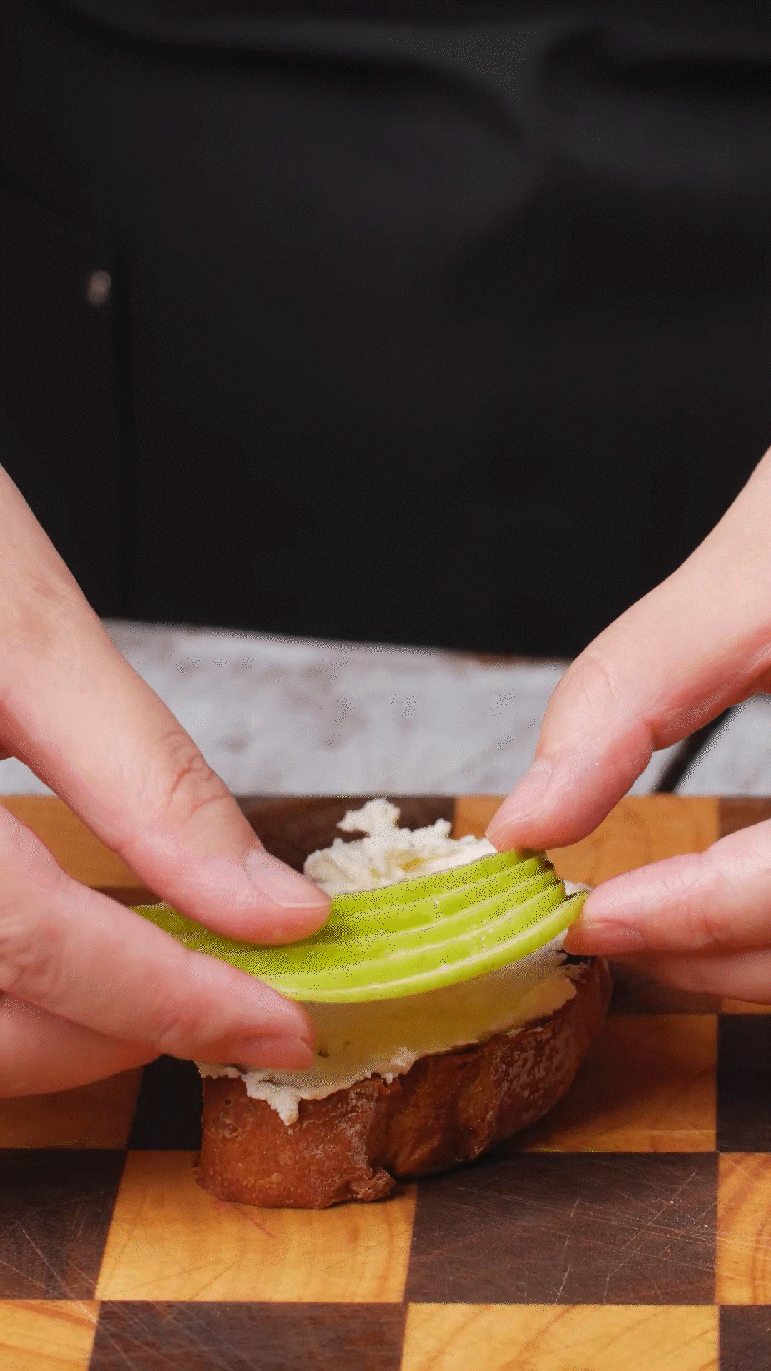 歐包抹上奶酪依次放上：蘋(píng)果、梨、藍(lán)莓
