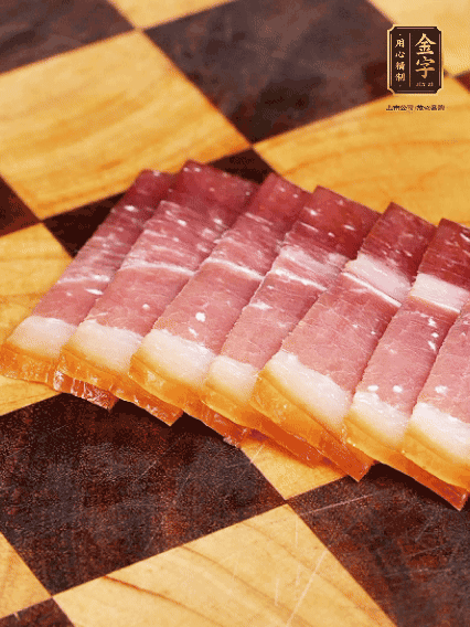 鮑魚(yú)處理干凈，金字火腿切片備用