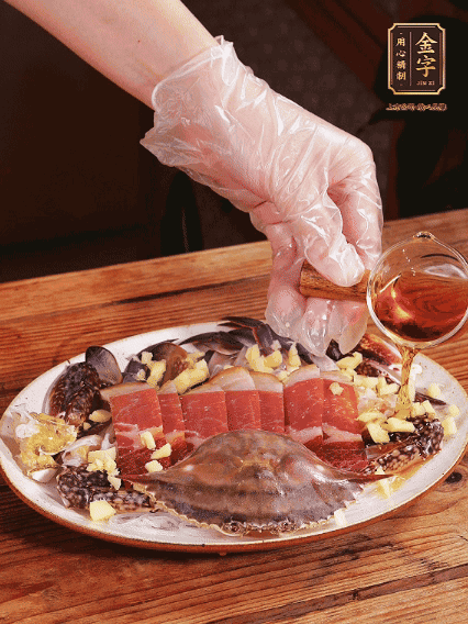 冷水上鍋蒸12分鐘（具體看蟹的大小），最后撒上蔥絲、澆上熱油即可