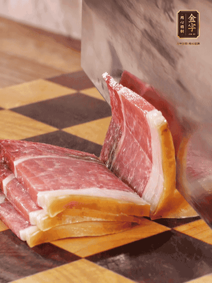 金字火腿切片，溫水浸泡5分鐘；肉皮泡發，切成小塊。