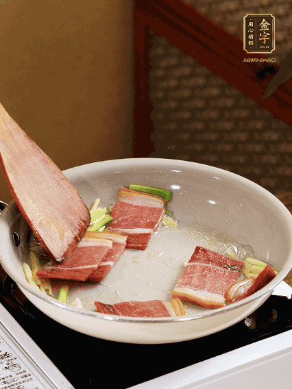 熱油下鍋，火腿、蔥姜蒜煸出香味備用