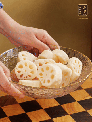 蓮藕洗凈削皮，切大塊，用鹽、糖腌制30分鐘。