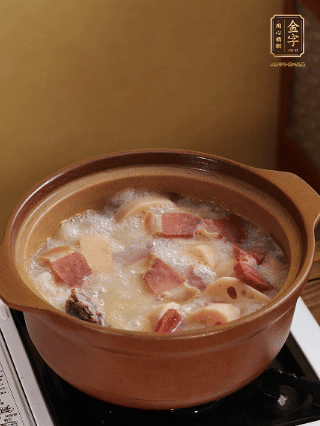 豬油潤鍋，豬骨、姜片煸出油脂香，再依次下開水、蓮藕、火腿，大火燒開